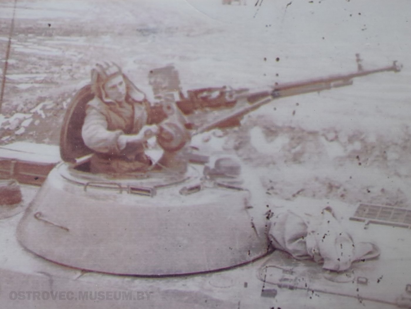 Парадин Сергей наводит орудие, стоя в башне бронемашины. Афганистан, 1983 г.