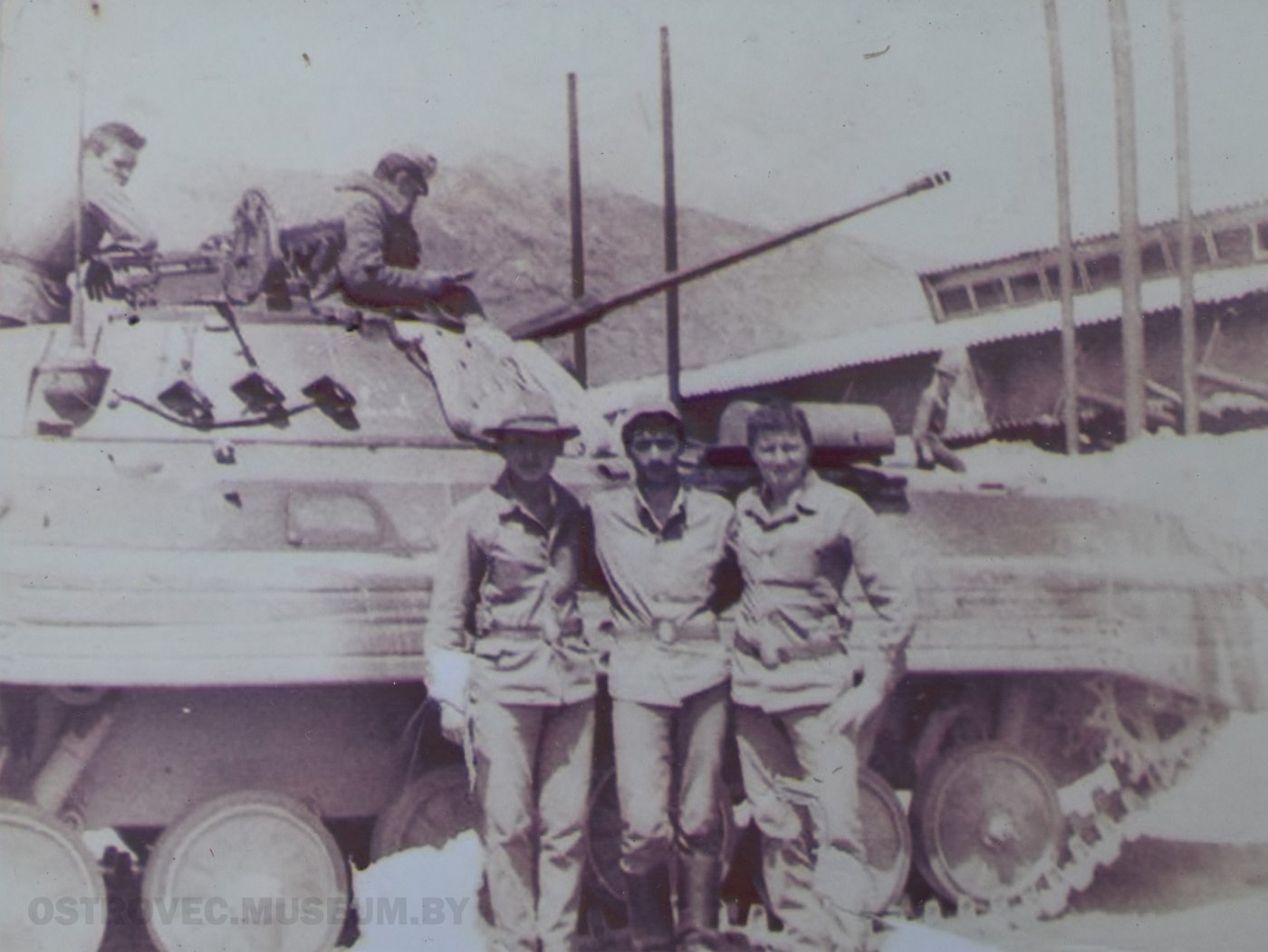 Козловский Вацлав Андреевич (крайний справа) с друзьями у бронемашины. Афганистан, 1986 г. 