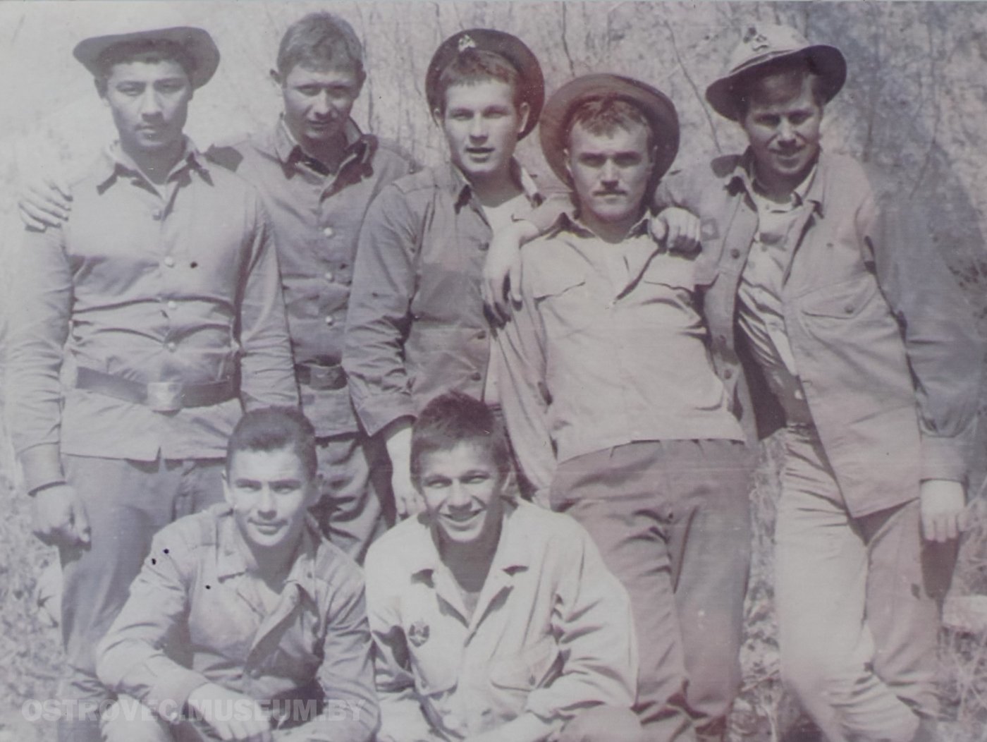 7 воинов-интернационалистов на фоне горного пейзажа, в центре стоит Сечинский Василий Марьянович. Афганистан, 1982 г.