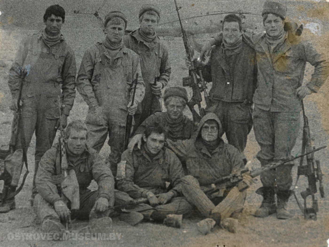 Солдаты с оружием, второй справа (стоя) - Штуро Ромуальд Брониславович. Афганистан, 1985 г. 