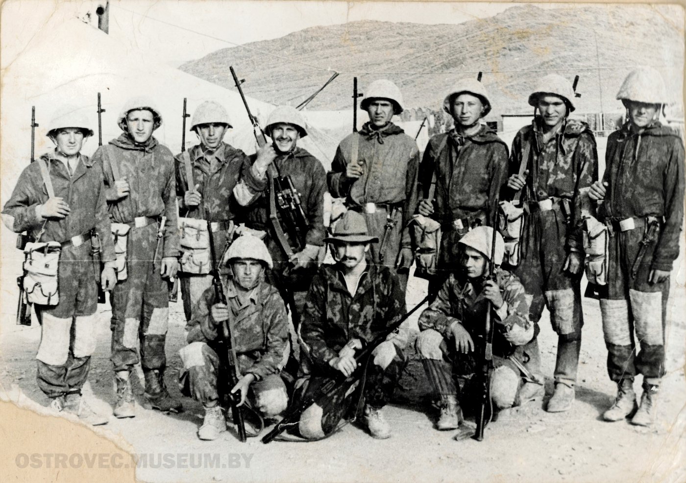 11 солдат на фоне палаток и гор. Афганистан, 1985 г.