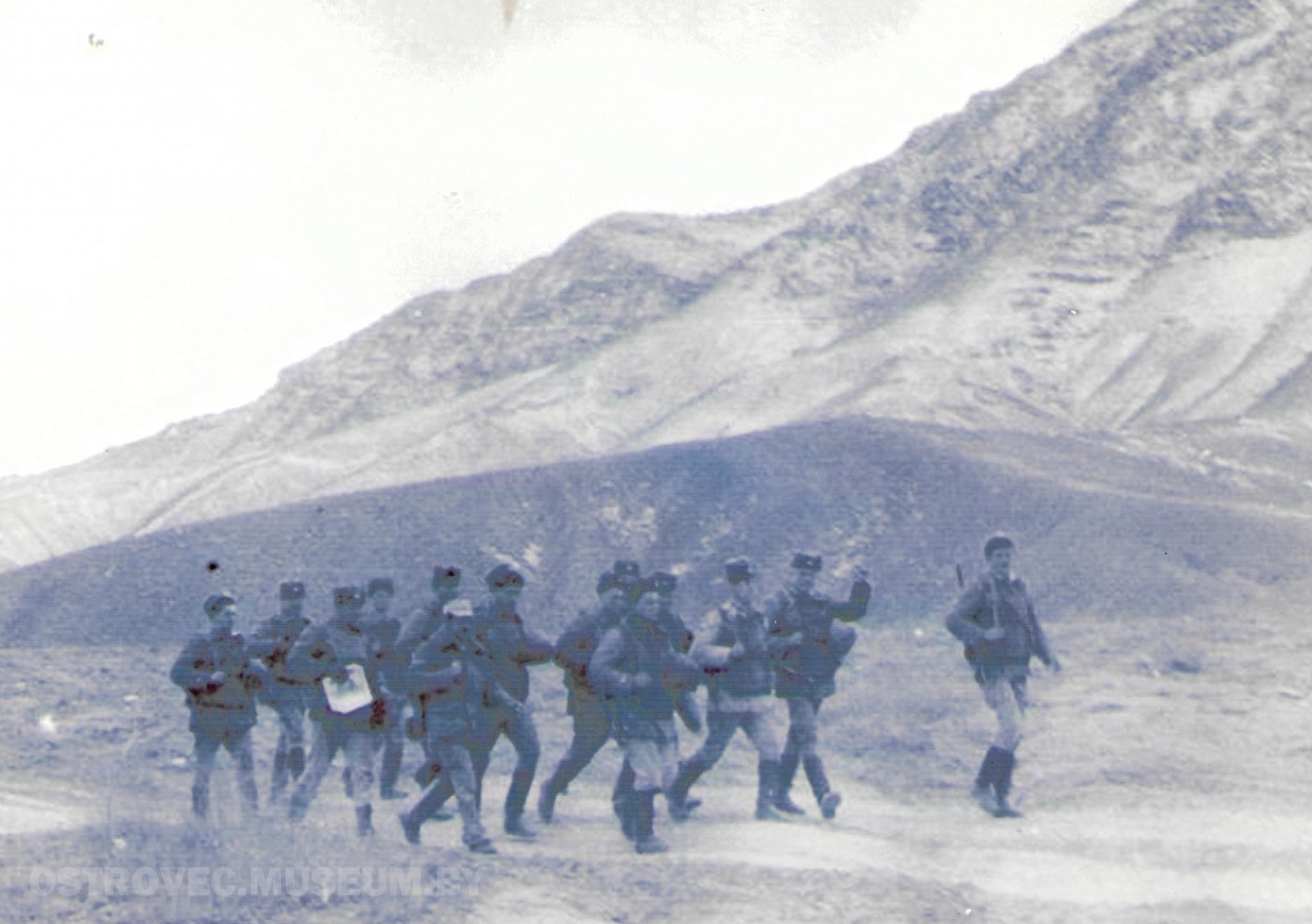 14 солдат в зимней форме во время похода у подножия горных хребтов. Афганистан, 1985 г. 