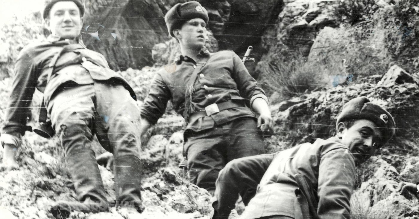 Трое солдат спускаются с каменистых гор, первый слева – Штуро Ромуальд Брониславович. Афганистан, 1984 г. 