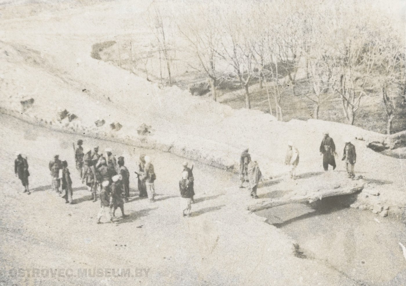 Местные жители пересекают реку. Афганистан 1984 г.