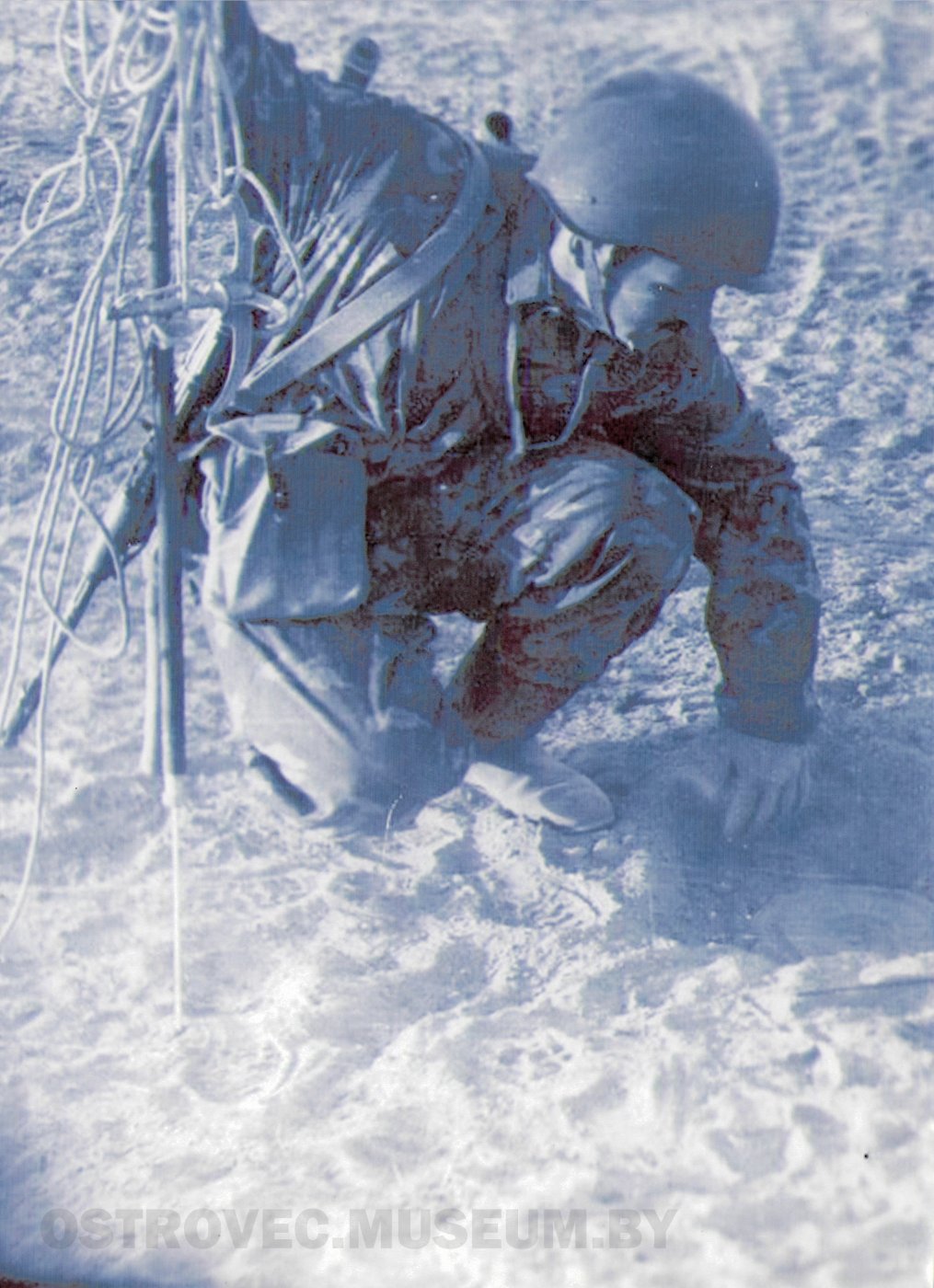 Солдат с миноискателем откапывает мину, прикопанную в земле. Афганистан, 1984 г.
