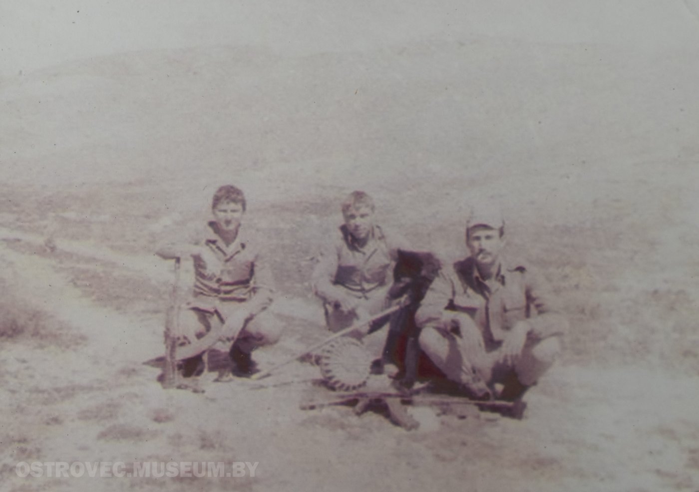 Трое солдат с оружием возле мины, первый слева - Козловский Вацлав Андреевич. Афганистан, 1986 г. 