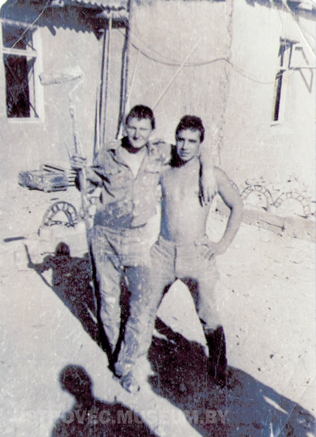 Козловский Вацлав Андреевич (слева) на фоне побеленного дома, с малярным валиком в руках. Афганистан, 1985 г.