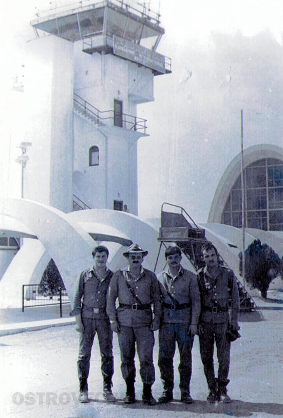 Солдаты на фоне вышки, первый слева – Замаро Юрий Эдуардович. Фотография черно-белая. Узбекистан, 1984 г. 