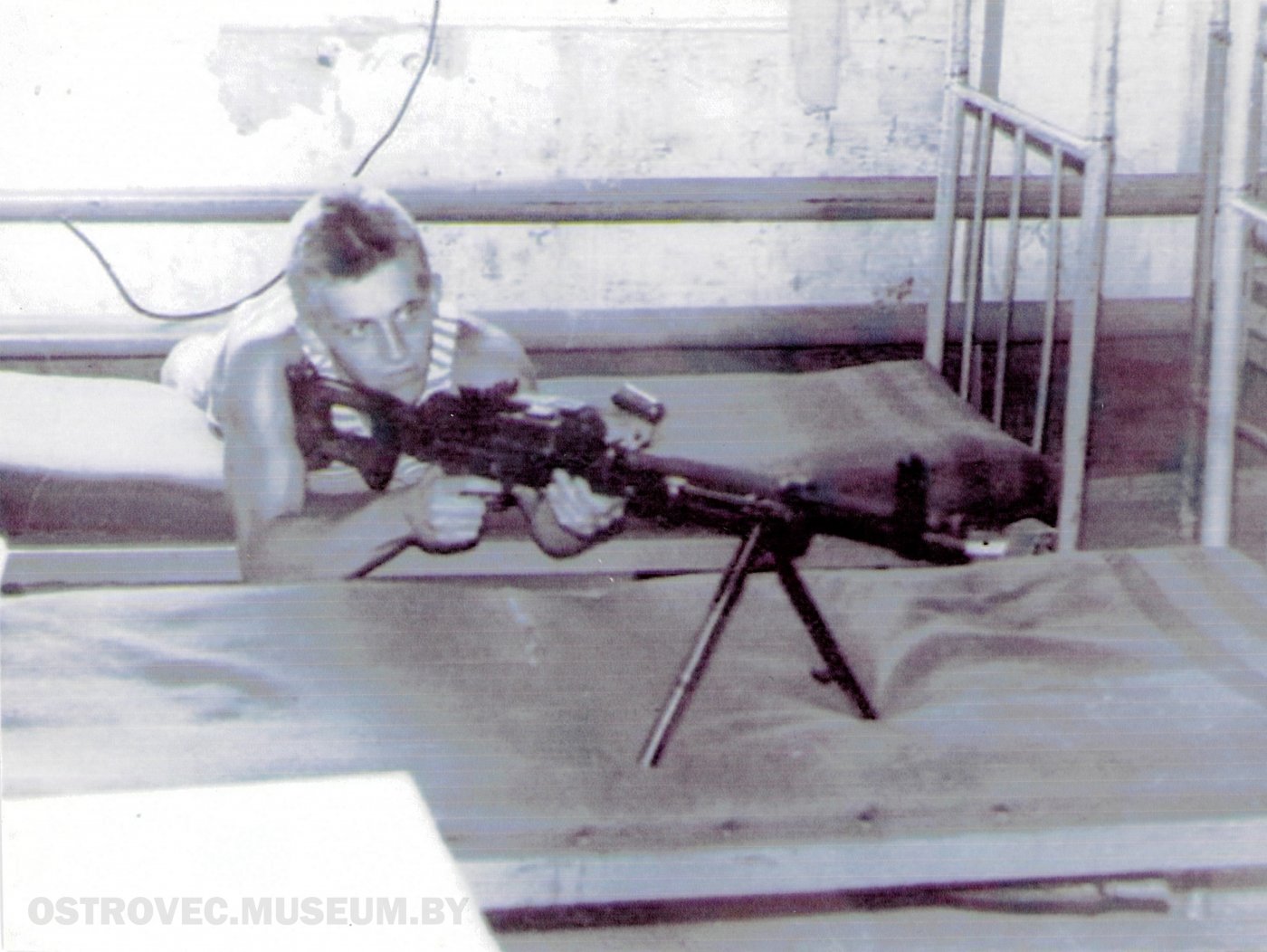 Олизар Владимир Марьянович в казарме с пулеметом в руках. Афганистан, 1988 г.